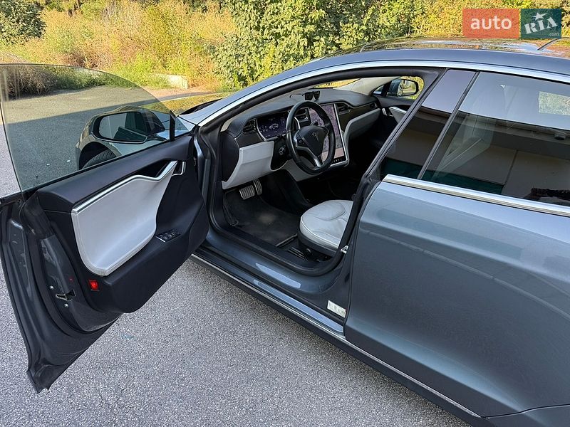 Ліфтбек Tesla Model S 2013 в Кам'янському