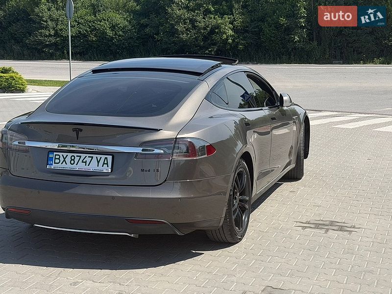 Лифтбек Tesla Model S 2015 в Каменец-Подольском