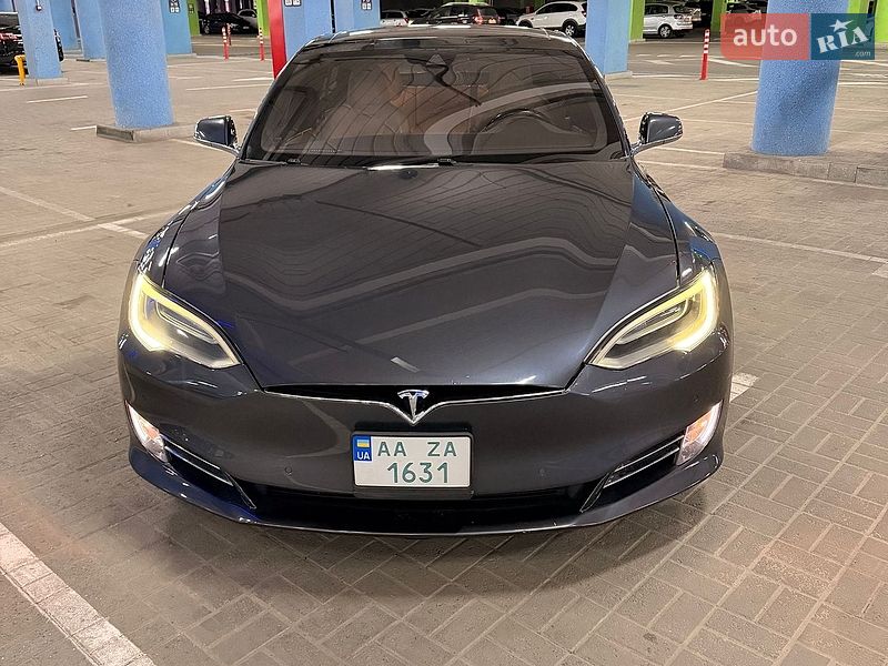 Tesla Model S, photos from the listing