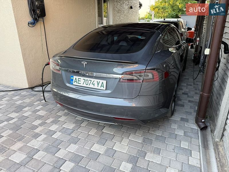 Ліфтбек Tesla Model S 2013 в Кам'янському