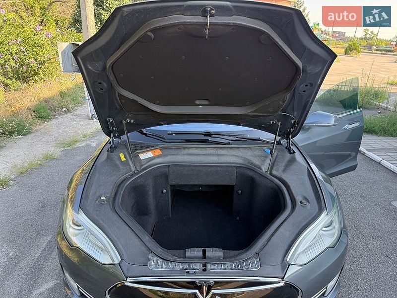 Ліфтбек Tesla Model S 2013 в Кам'янському