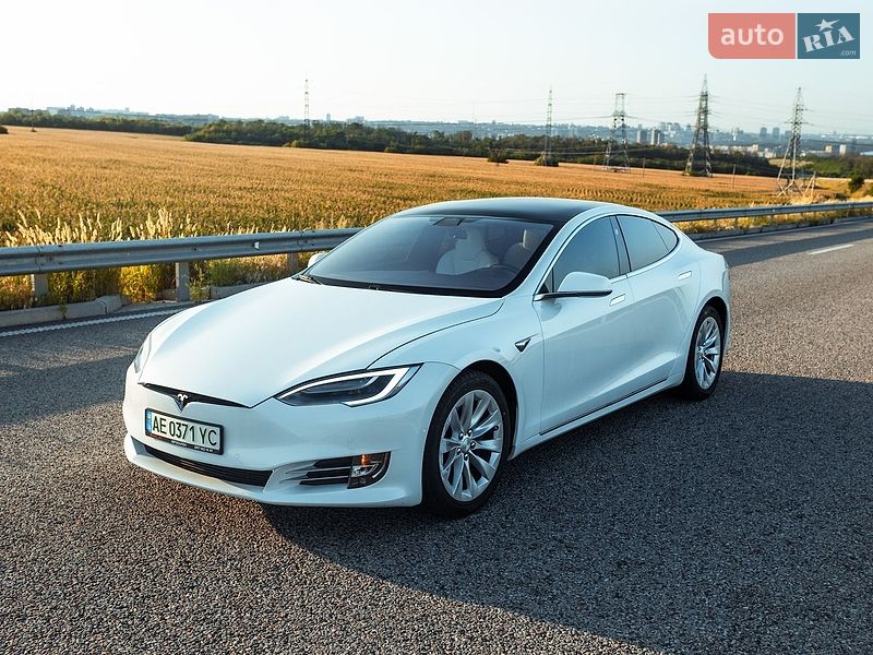 Tesla Model S, фото з оголошення