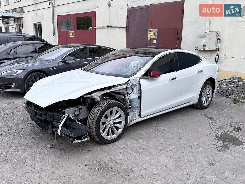 Ліфтбек Tesla Model S 2018 в Дніпрі фото 46 Ліфтбек Tesla Model S 2018 в Дніпрі