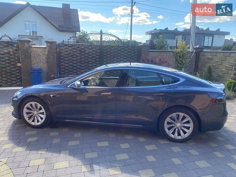 Лифтбек Tesla Model S 2018 в Луцке