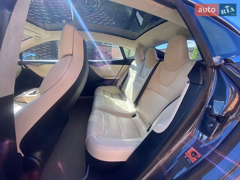 Лифтбек Tesla Model S 2018 в Луцке