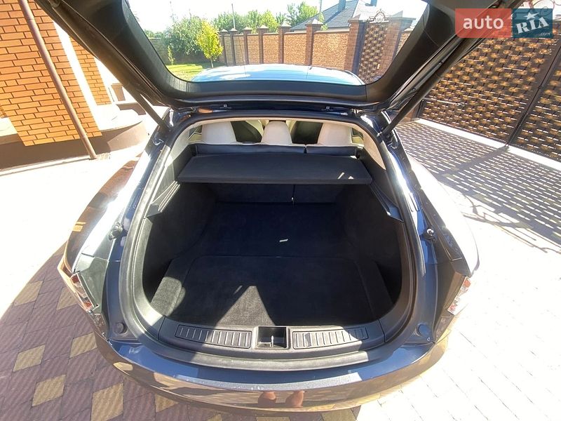 Лифтбек Tesla Model S 2018 в Луцке