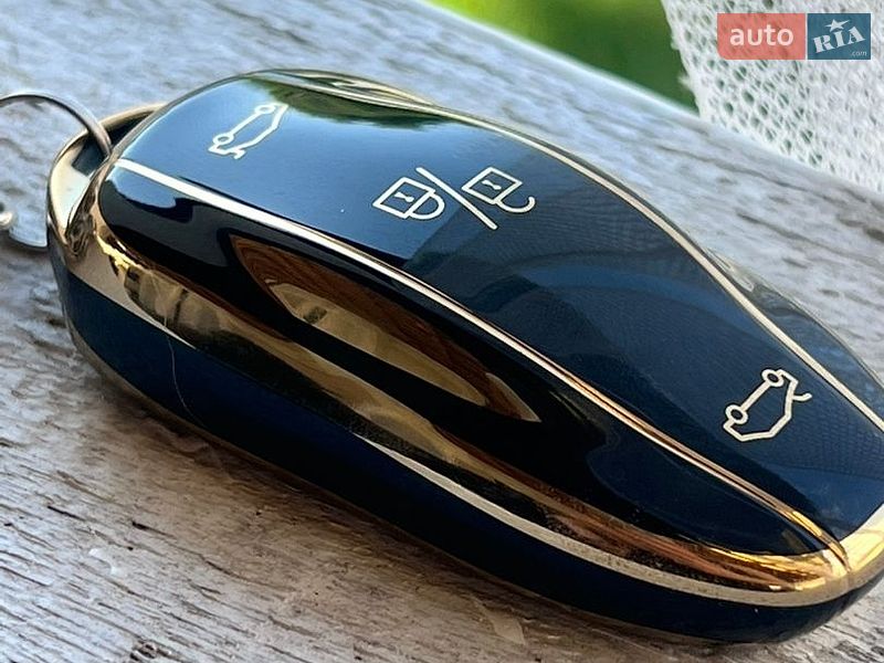 Лифтбек Tesla Model S 2018 в Киеве