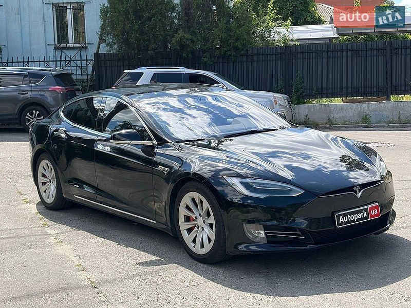 Лифтбек Tesla Model S 2016 в Киеве