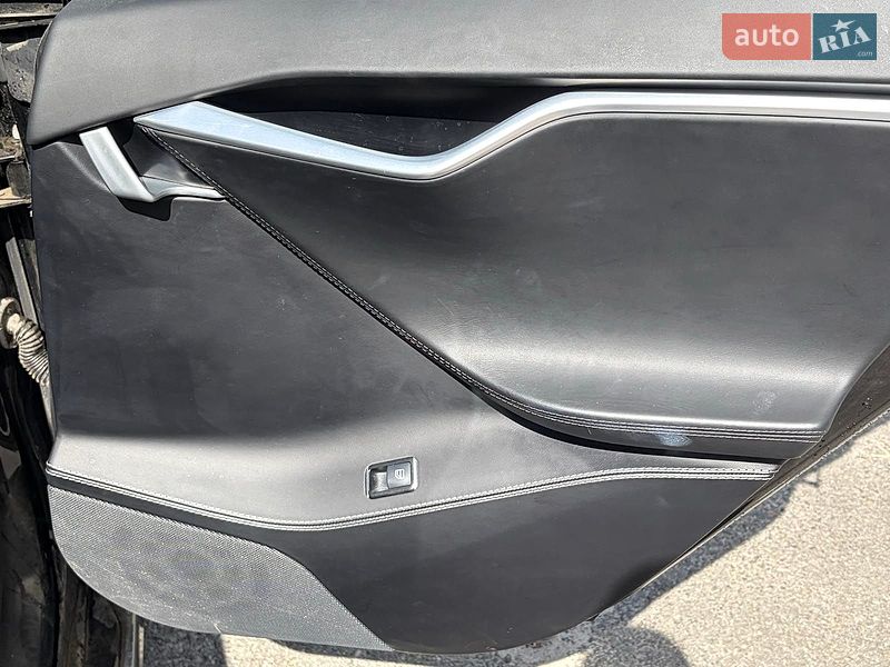 Лифтбек Tesla Model S 2016 в Киеве