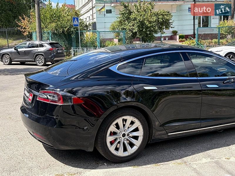 Лифтбек Tesla Model S 2016 в Киеве