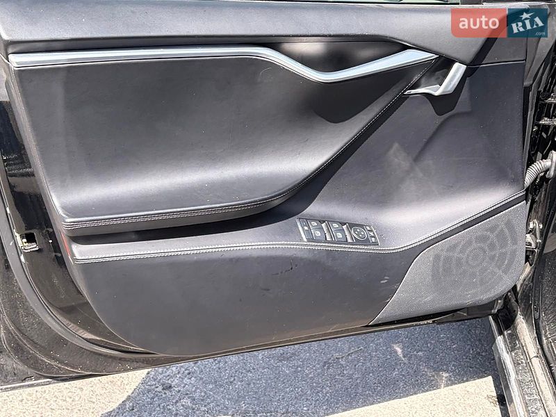 Лифтбек Tesla Model S 2016 в Киеве