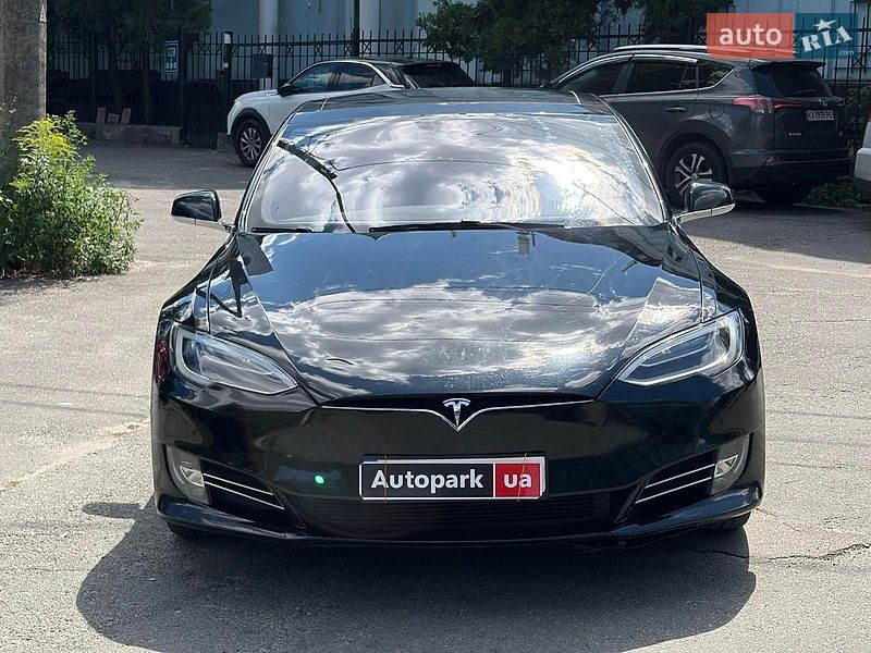 Лифтбек Tesla Model S 2016 в Киеве