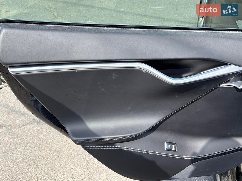 Лифтбек Tesla Model S 2016 в Киеве