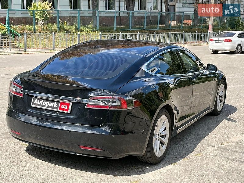 Лифтбек Tesla Model S 2016 в Киеве