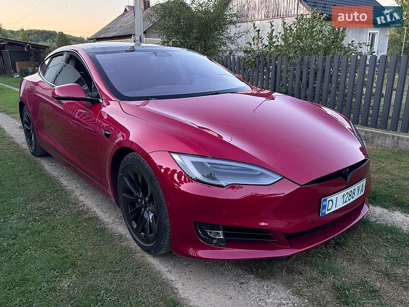 Лифтбек Tesla Model S 2017 в Черновцах
