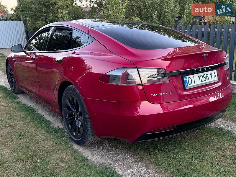 Лифтбек Tesla Model S 2017 в Черновцах