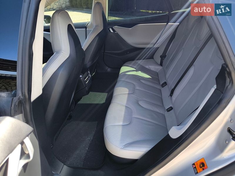 Ліфтбек Tesla Model S 2014 в Львові