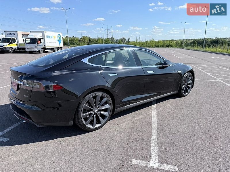 Ліфтбек Tesla Model S 2015 в Рівному