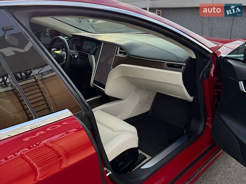 Лифтбек Tesla Model S 2018 в Киеве
