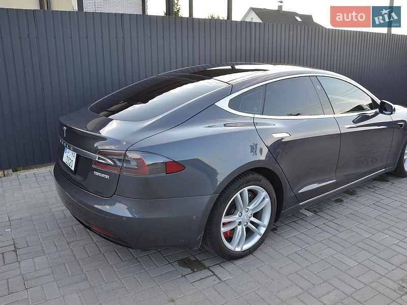 Ліфтбек Tesla Model S 2016 в Черкасах