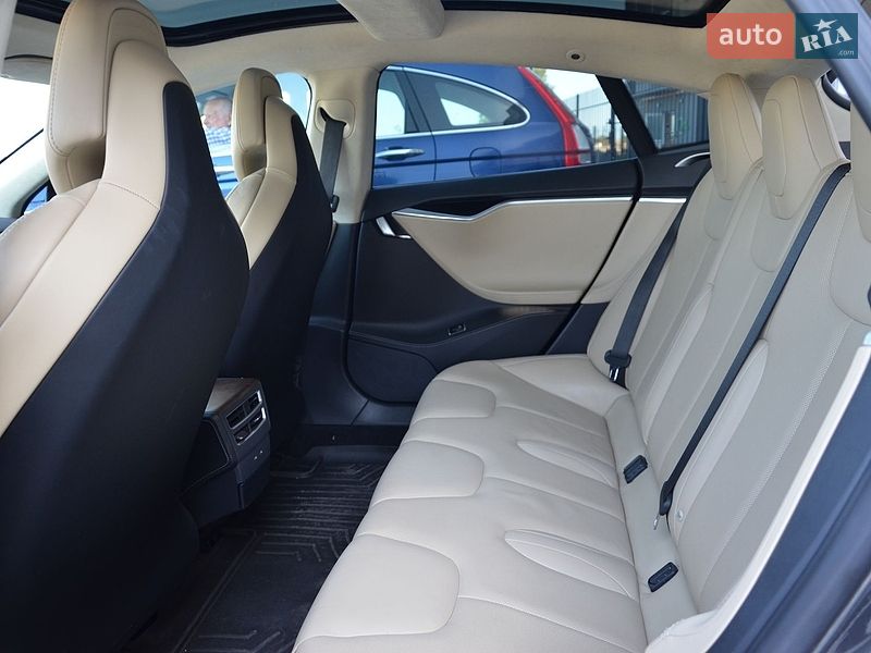 Ліфтбек Tesla Model S 2016 в Черкасах