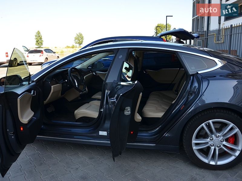 Ліфтбек Tesla Model S 2016 в Черкасах