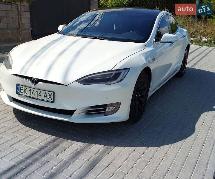 Лифтбек Tesla Model S 2018 в Ровно