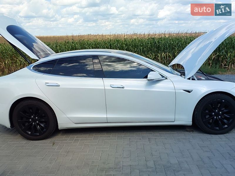 Лифтбек Tesla Model S 2018 в Ровно