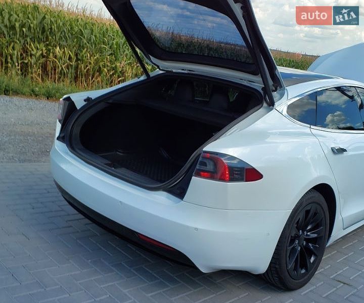 Лифтбек Tesla Model S 2018 в Ровно