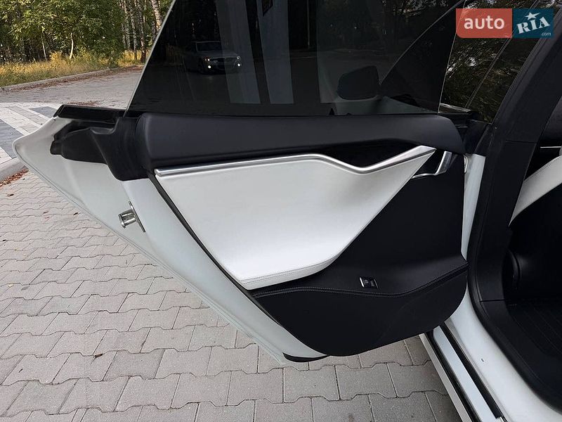 Лифтбек Tesla Model S 2017 в Тернополе