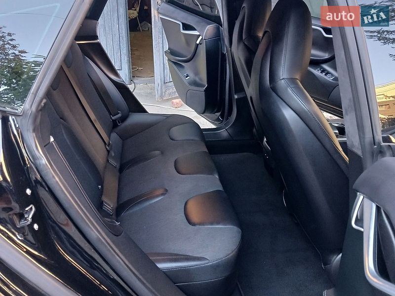 Лифтбек Tesla Model S 2017 в Ивано-Франковске