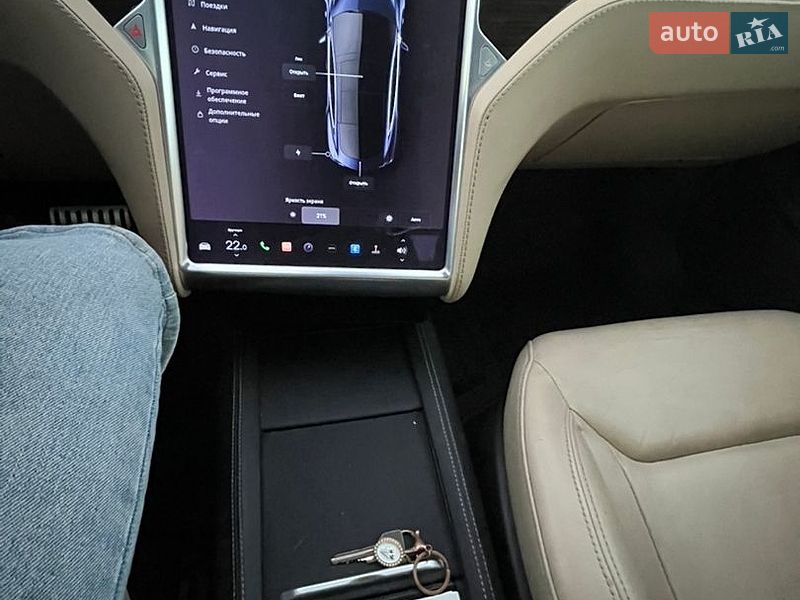 Лифтбек Tesla Model S 2015 в Черновцах