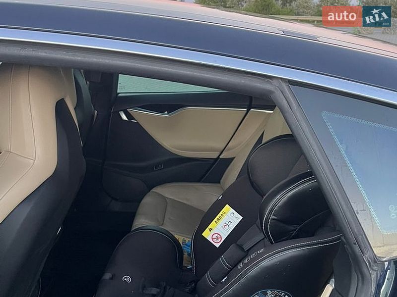 Лифтбек Tesla Model S 2015 в Черновцах