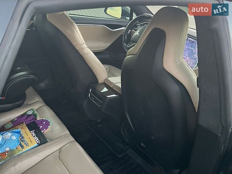 Лифтбек Tesla Model S 2015 в Черновцах