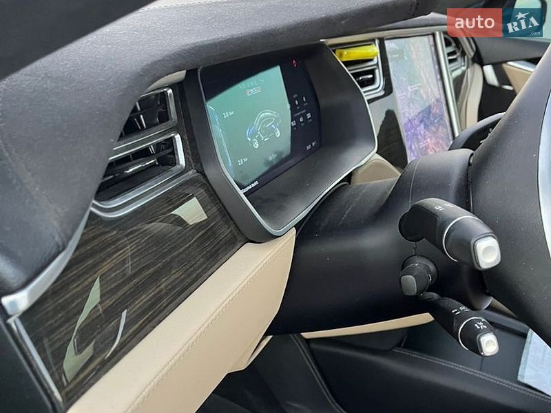 Лифтбек Tesla Model S 2015 в Черновцах