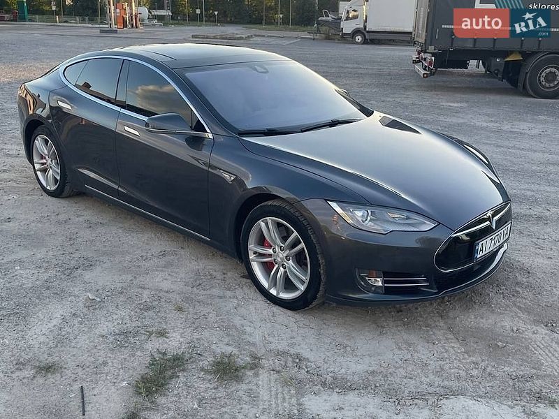 Лифтбек Tesla Model S 2015 в Каменец-Подольском