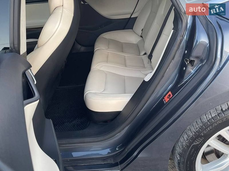 Лифтбек Tesla Model S 2015 в Каменец-Подольском