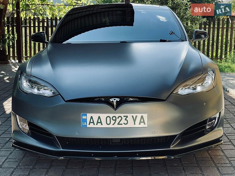 Ліфтбек Tesla Model S 2015 в Калуші