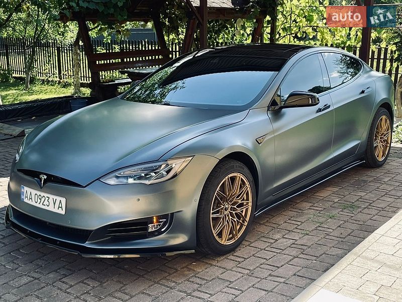 Ліфтбек Tesla Model S 2015 в Калуші