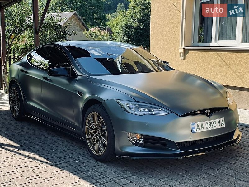 Ліфтбек Tesla Model S 2015 в Калуші