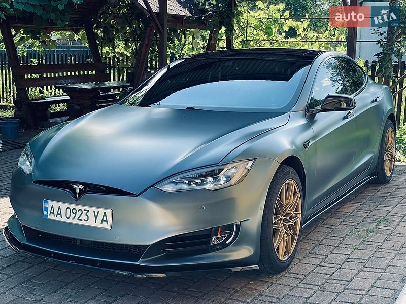 Ліфтбек Tesla Model S 2015 в Калуші