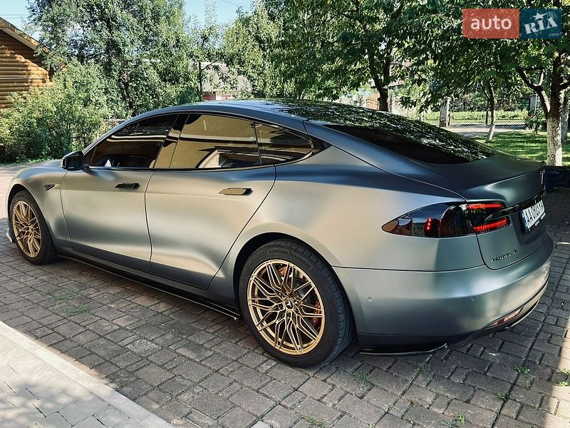 Ліфтбек Tesla Model S 2015 в Калуші