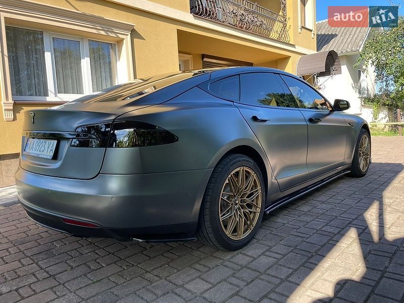 Ліфтбек Tesla Model S 2015 в Калуші