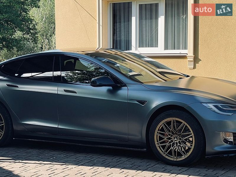 Ліфтбек Tesla Model S 2015 в Калуші