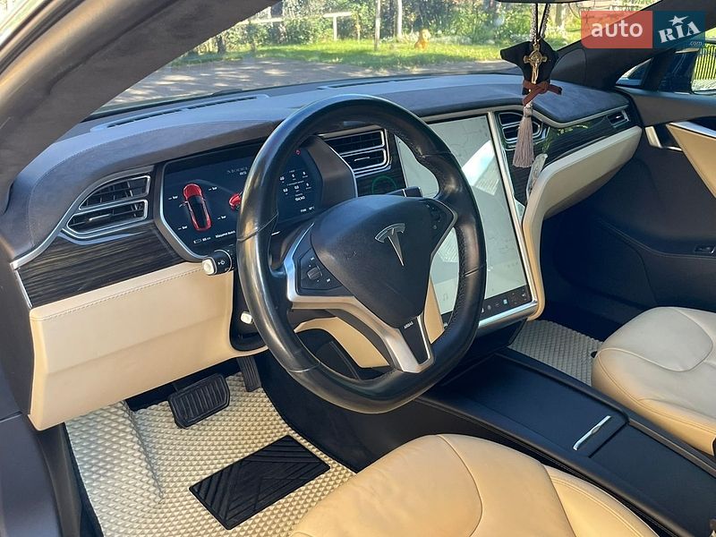 Ліфтбек Tesla Model S 2015 в Калуші