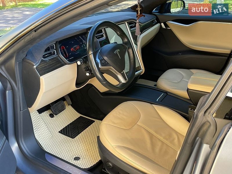 Ліфтбек Tesla Model S 2015 в Калуші