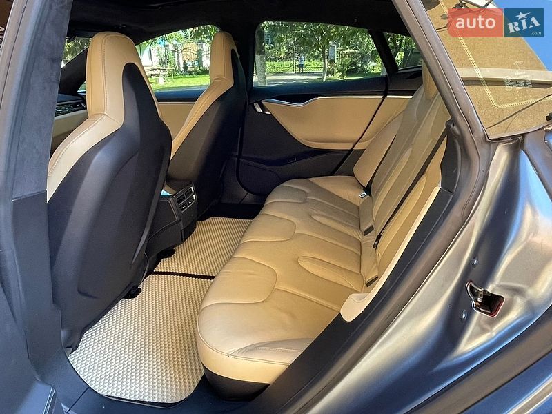 Ліфтбек Tesla Model S 2015 в Калуші