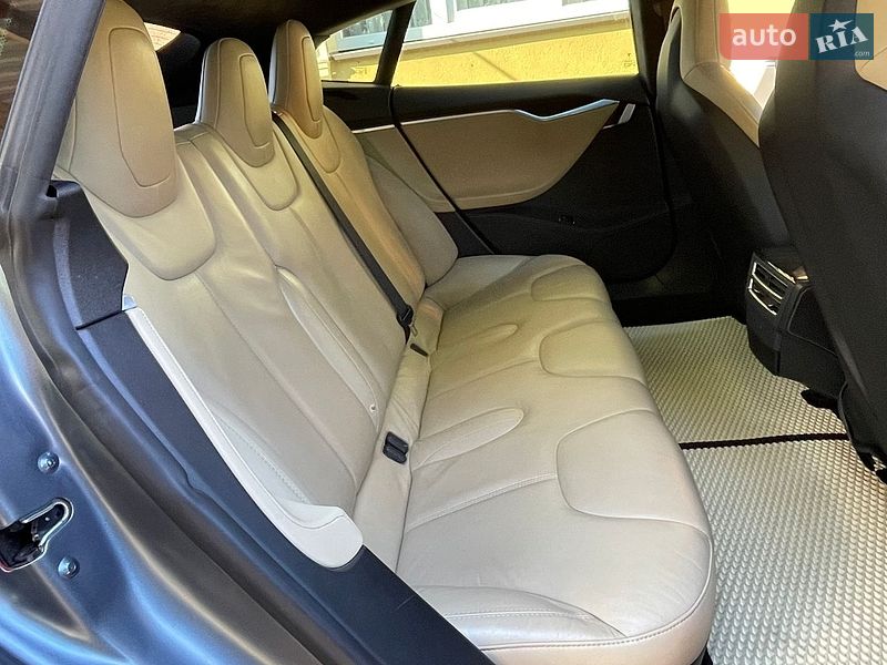 Ліфтбек Tesla Model S 2015 в Калуші