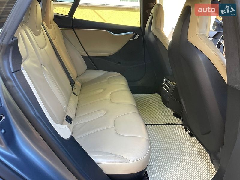 Ліфтбек Tesla Model S 2015 в Калуші