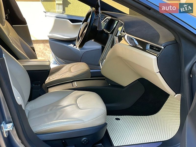 Ліфтбек Tesla Model S 2015 в Калуші